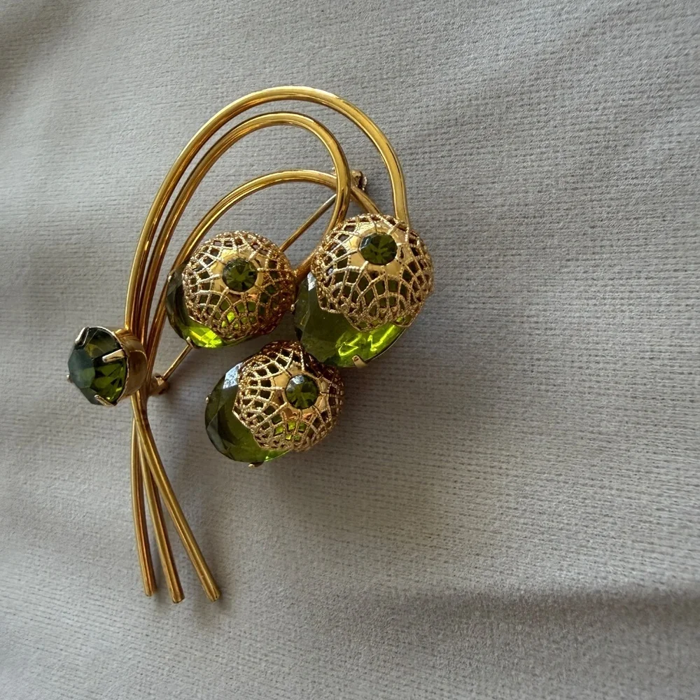 Vintage Sarah Coventry “Touch of Elegance” Brooch | Olivine/Peridot Green | D&E